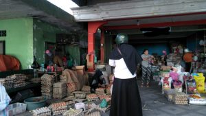 Read more about the article Dikabarkan Langka, Masyarakat Natuna Rebutan Telur Ayam