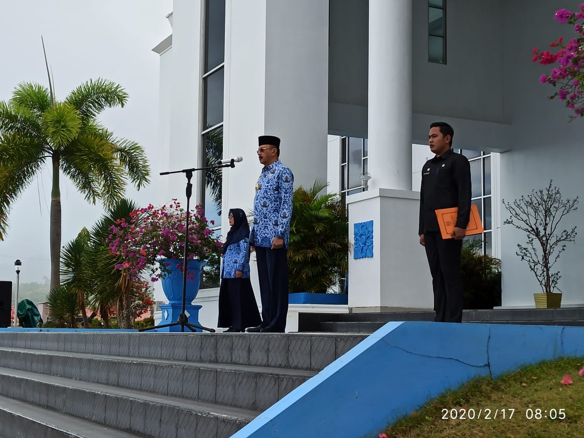 You are currently viewing Bupati Natuna Serahkan Penghargaan Satyalancana Karya Satya Kepada ASN