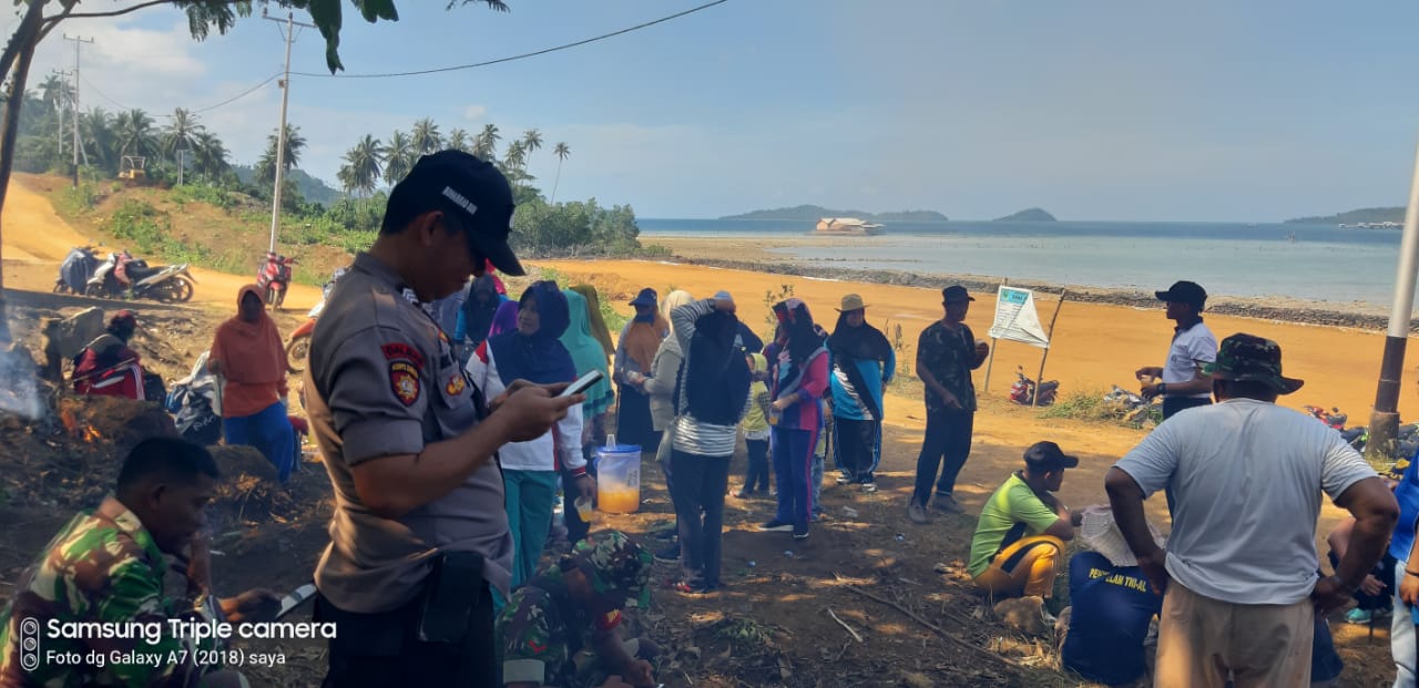 You are currently viewing Meriahkan MTQ, Camat PulauTiga Bagikan 300 Pot Bunga Ke Desa