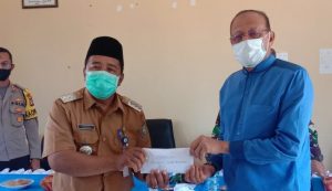 Read more about the article Berkunjung Ke Pulau Laut Bupati Natuna Serahkan Bantuan Sembako Ke Masyarakat