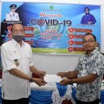 Bupati Natuna didampingi Ketua PKK Salurkan Bantuan di Bunguran Batubi