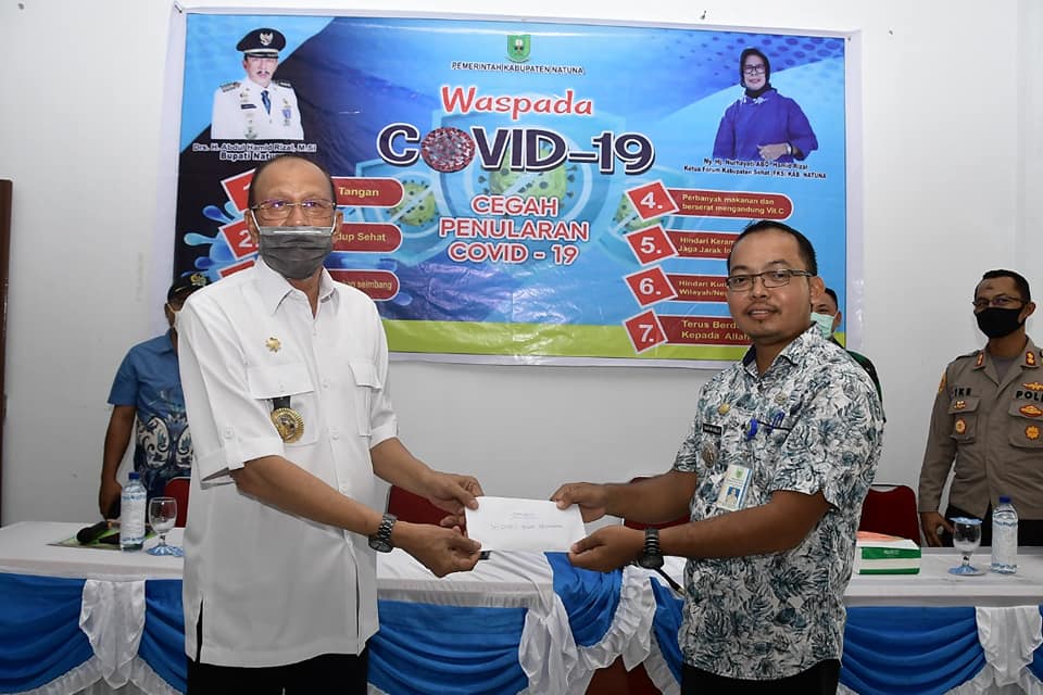 You are currently viewing Bupati Natuna didampingi Ketua PKK Salurkan Bantuan di Bunguran Batubi
