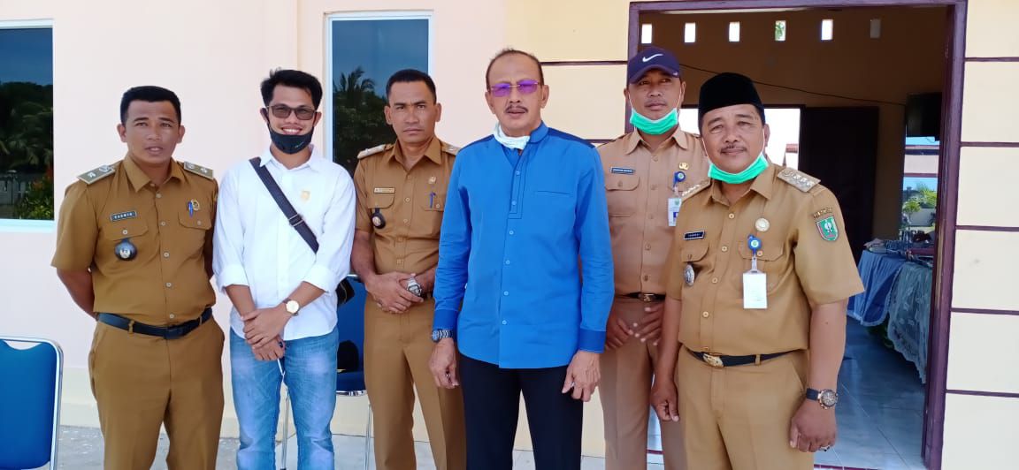 You are currently viewing Komisi I DPRD Natuna Dampingi Hamid Rizal Bagikan Pangan dan APD