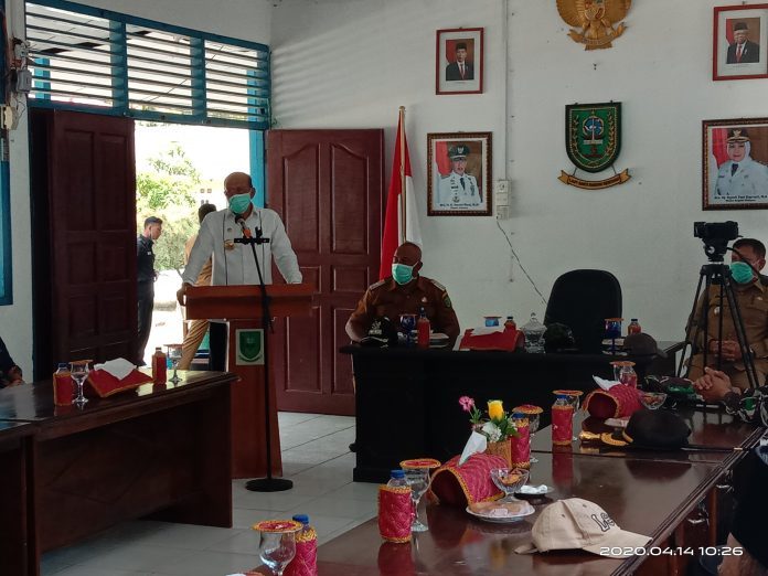 You are currently viewing Kunjungi Midai, Bupati Ingatkan Masyrakat Untuk Selalu Menjaga Kesehatan