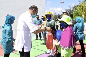 Read more about the article TP PKK Natuna Serahkan Bantuan Peduli Covid Natuna kepada Tukang Ojek dan Petugas Taman