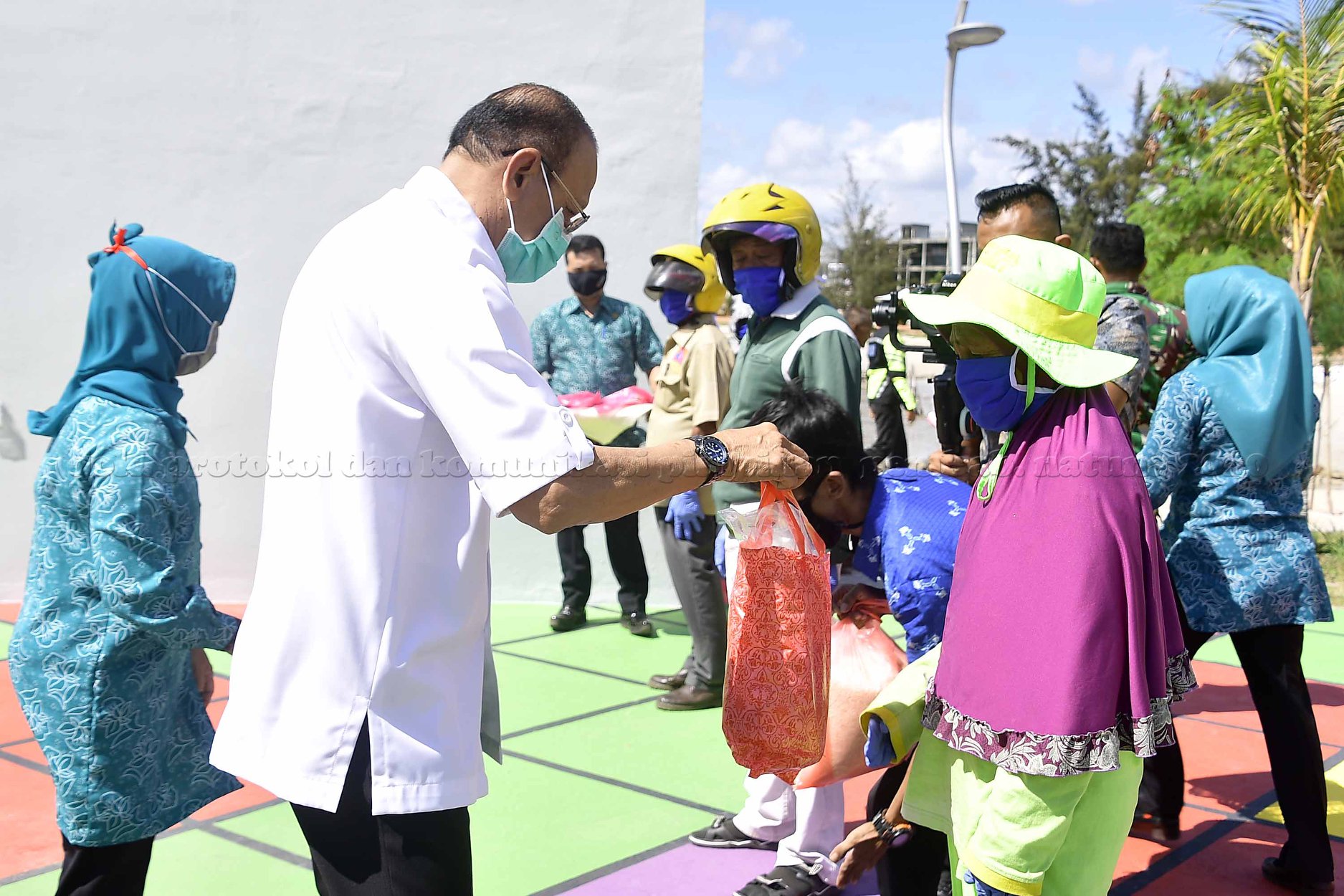 You are currently viewing TP PKK Natuna Serahkan Bantuan Peduli Covid Natuna kepada Tukang Ojek dan Petugas Taman