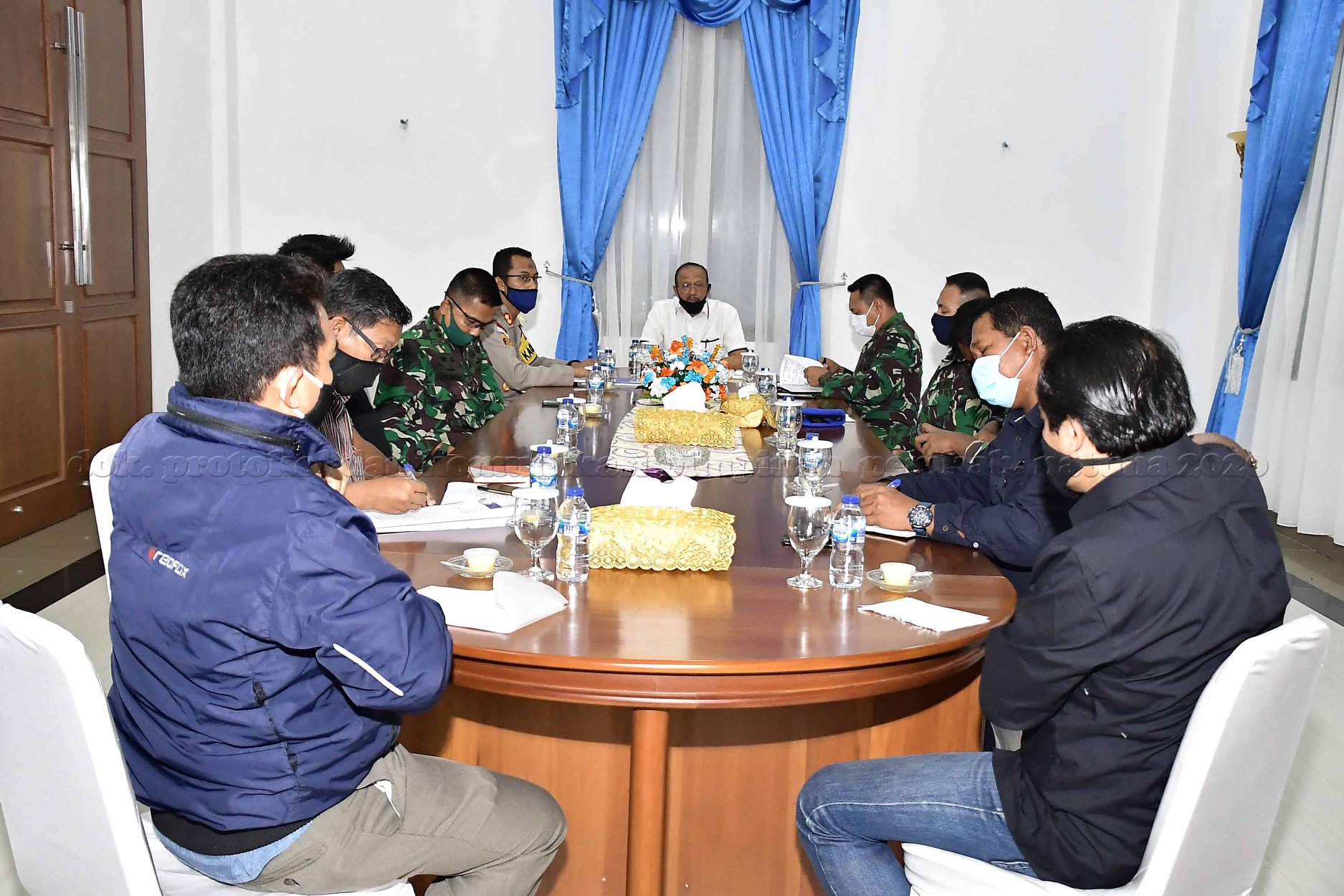 You are currently viewing Bupati Natuna Pimpin Rapat Tim Gugus Tugas Covid-19