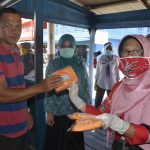 Ketua PKK Natuna Hj. Nurhayati Hamid Rizal Bagikan Masker Gratis di Sedanau