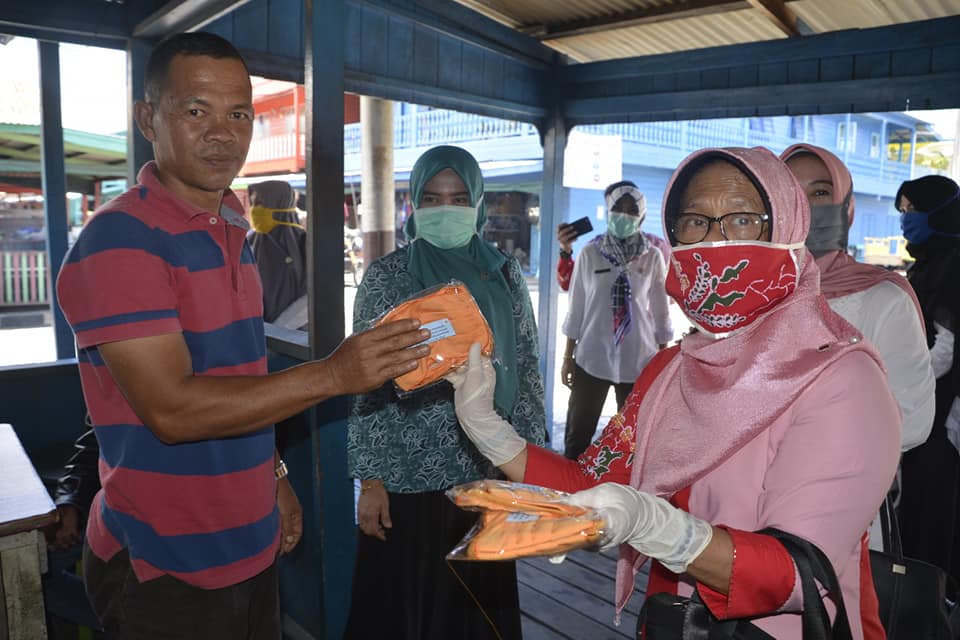 You are currently viewing Ketua PKK Natuna Hj. Nurhayati Hamid Rizal Bagikan Masker Gratis di Sedanau
