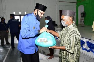 Read more about the article Sambangi Tiga Kecamatan, Bupati Natuna Serahkan Bantuan Kepedulian Covid-19