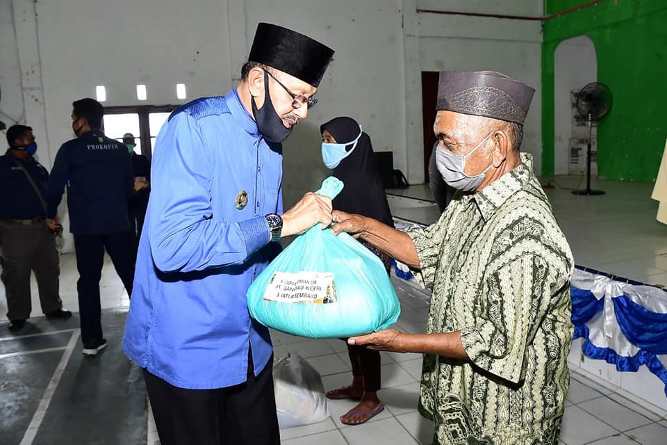 You are currently viewing Sambangi Tiga Kecamatan, Bupati Natuna Serahkan Bantuan Kepedulian Covid-19