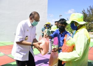 Read more about the article Bupati Natuna Dan Ketua TP PKK Di Pantai Piwang, Kepedulian Sosial Terhadap Masyarakat
