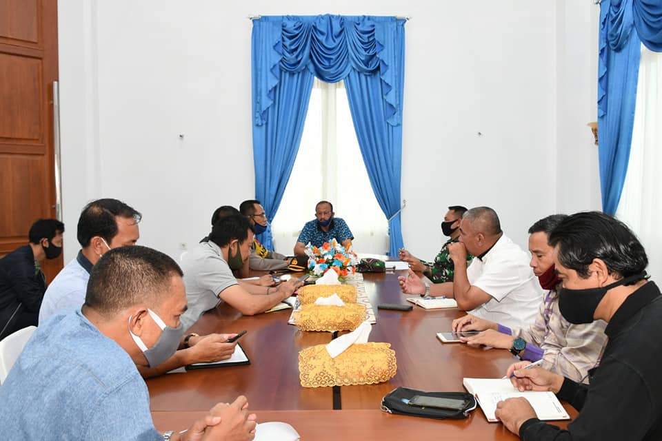 You are currently viewing Bupati Natuna Gelar Rakor Satgas Covid-19 Rubah SE untuk Operasional UMKM