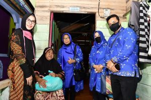 Read more about the article Ketua TP PKK Natuna Bagikan Masker Gratis di Kecamatan Serasan dan Kecamatan Subi