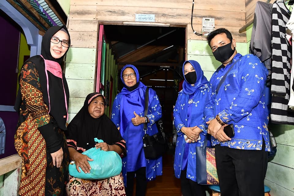 You are currently viewing Ketua TP PKK Natuna Bagikan Masker Gratis di Kecamatan Serasan dan Kecamatan Subi