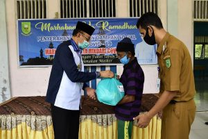 Read more about the article Bupati Natuna Salurkan Bantuan Sembako di Kecamatan Bunguran Selatan