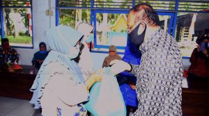 Read more about the article Bupati Natuna kembali Salurkan Bantuan Sembako di Kecamatan Midai dan Suak Midai