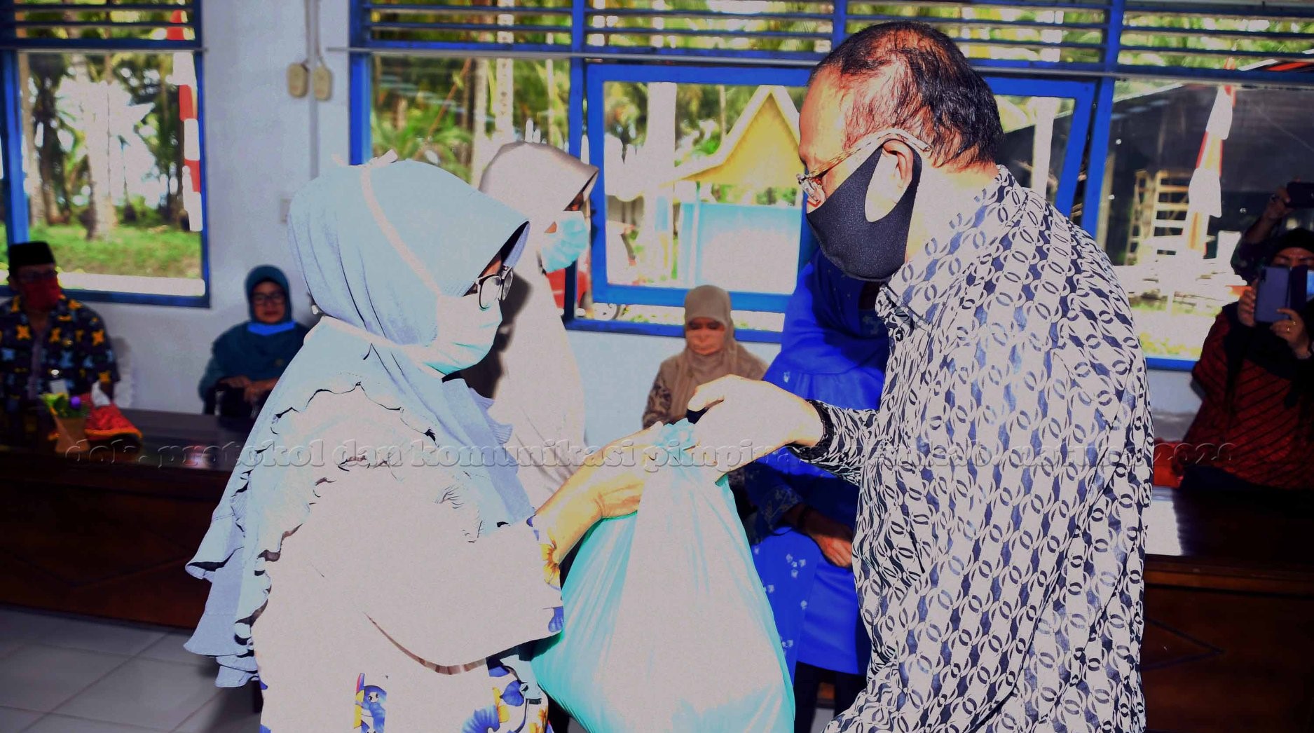 You are currently viewing Bupati Natuna kembali Salurkan Bantuan Sembako di Kecamatan Midai dan Suak Midai