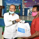 Bupati Natuna Menyerahkan Bantuan Sosial Sembako ke Masyarakat Pulau Laut