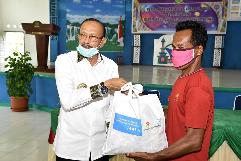 You are currently viewing Bupati Natuna Menyerahkan Bantuan Sosial Sembako ke Masyarakat Pulau Laut