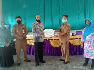 Read more about the article Kunker ke Bunguran Barat, Bupati Natuna Kembali Salurkan Bantuan Sembako dan APD