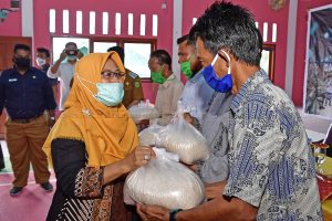 Read more about the article Wabup Natuna Hadiri Penyerahan Sembako dan Sosialisasi New Normal oleh Polres Natuna