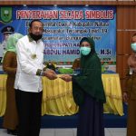 Bupati Natuna Serahkan BLT bagi Masyarakat Bunguran Terdampak Covid 19