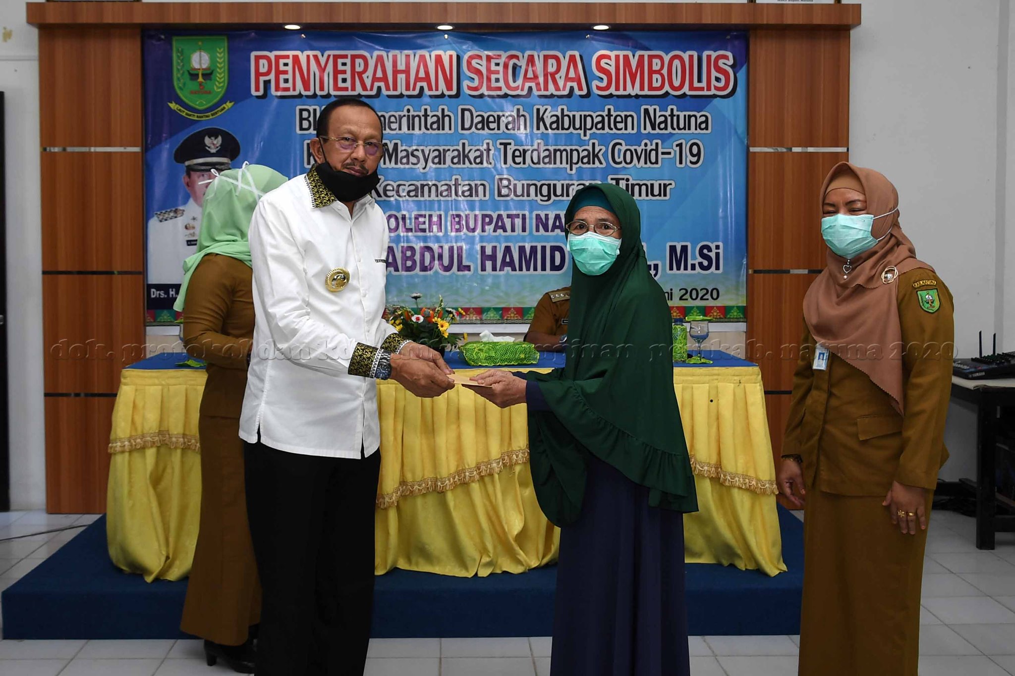 You are currently viewing Bupati Natuna Serahkan BLT bagi Masyarakat Bunguran Terdampak Covid 19