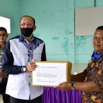 Kunjungi Selaut, Bupati Natuna Serahkan Bantuan Sembako dan APD