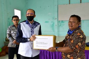 Read more about the article Kunjungi Selaut, Bupati Natuna Serahkan Bantuan Sembako dan APD