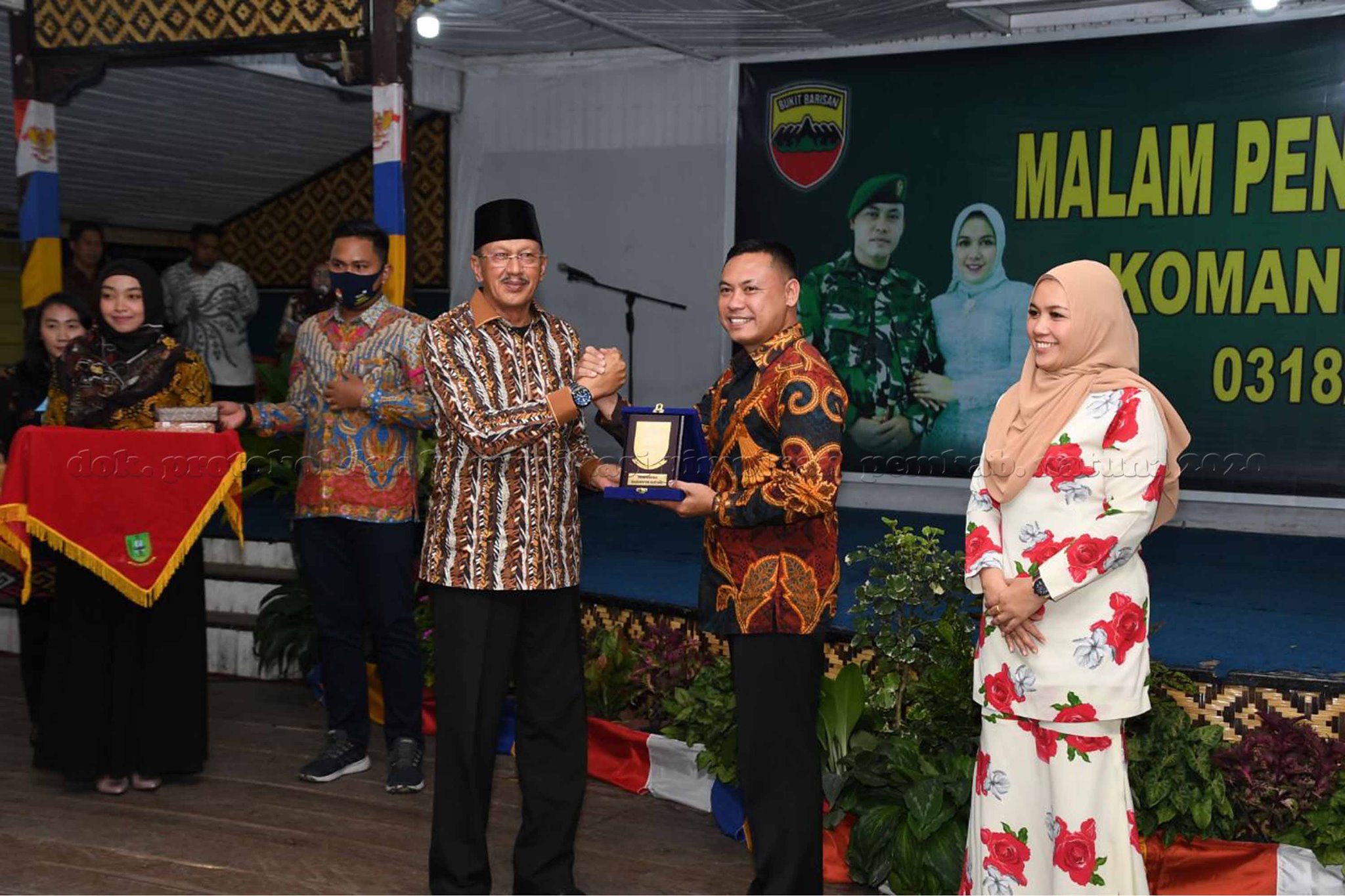 You are currently viewing Bupati Natuna Hadiri Malam Pengantar Tugas Komandan Distrik Militer 0318 Natuna