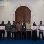 Bupati Natuna Serahkan Hadiah Pemenang Lomba Cover Lagu Perjuangan