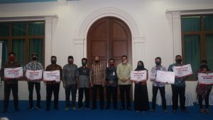 Read more about the article Bupati Natuna Serahkan Hadiah Pemenang Lomba Cover Lagu Perjuangan