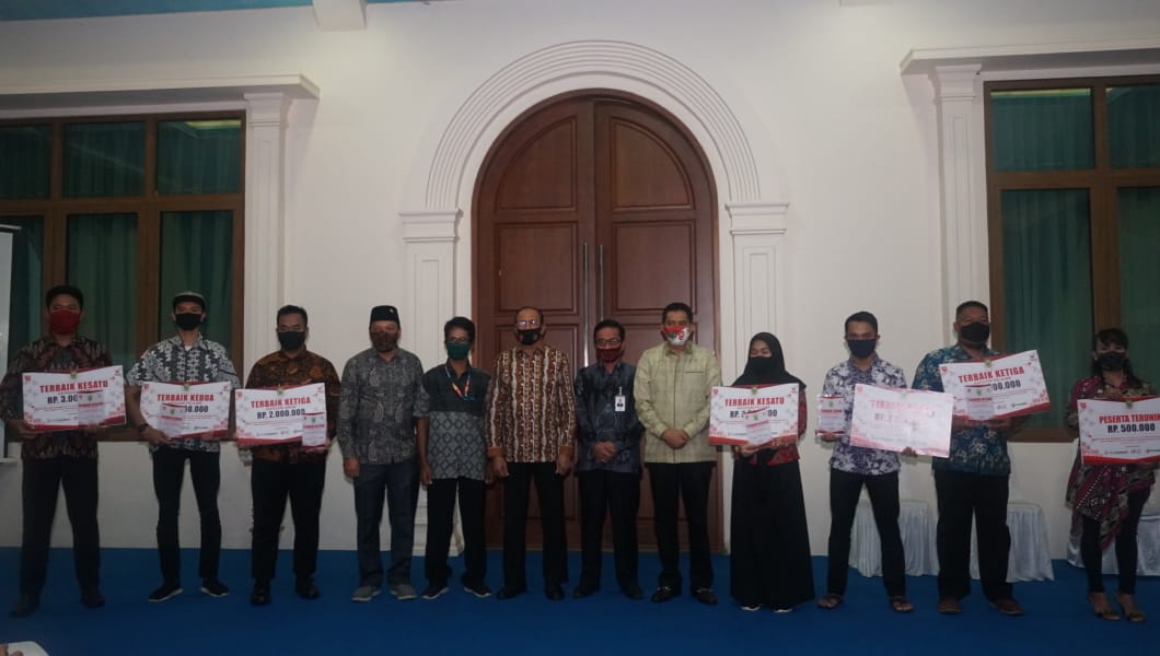 You are currently viewing Bupati Natuna Serahkan Hadiah Pemenang Lomba Cover Lagu Perjuangan