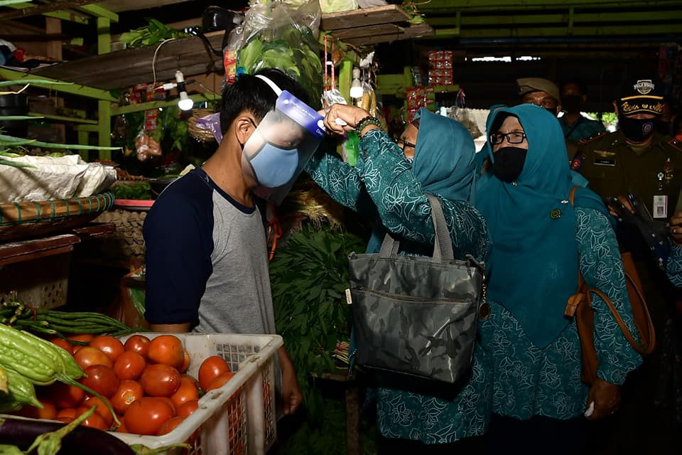 You are currently viewing Ketua TP-PKK Kabupaten Natuna Gebrak Masker