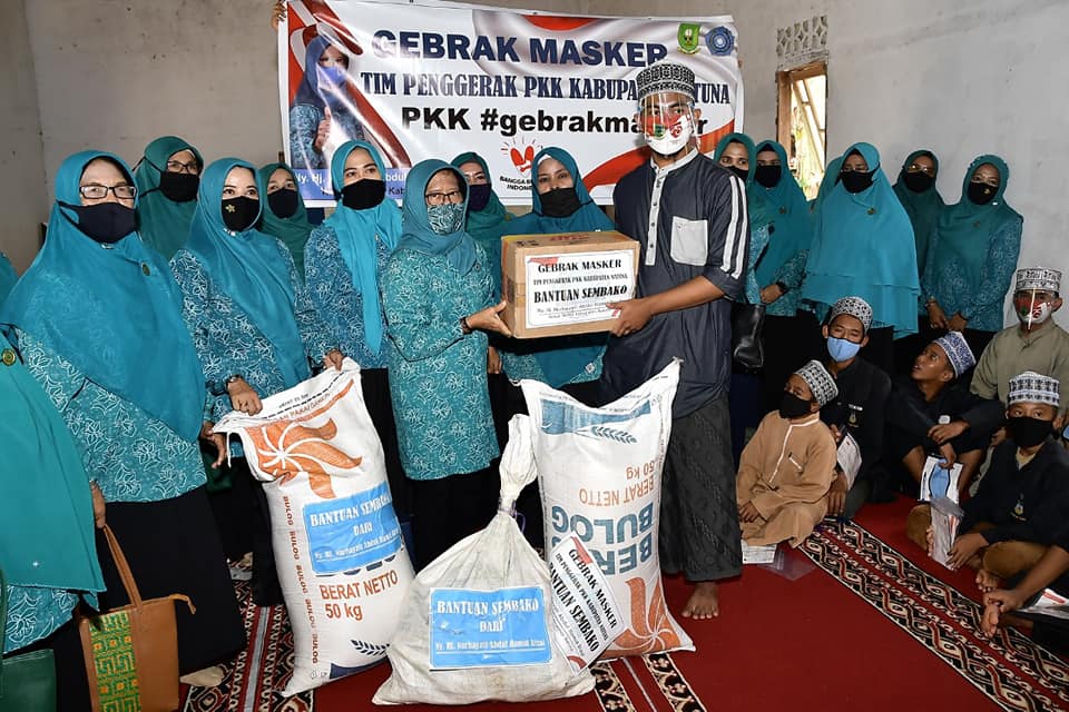 You are currently viewing PKK Gebrak Masker ke Pesantren