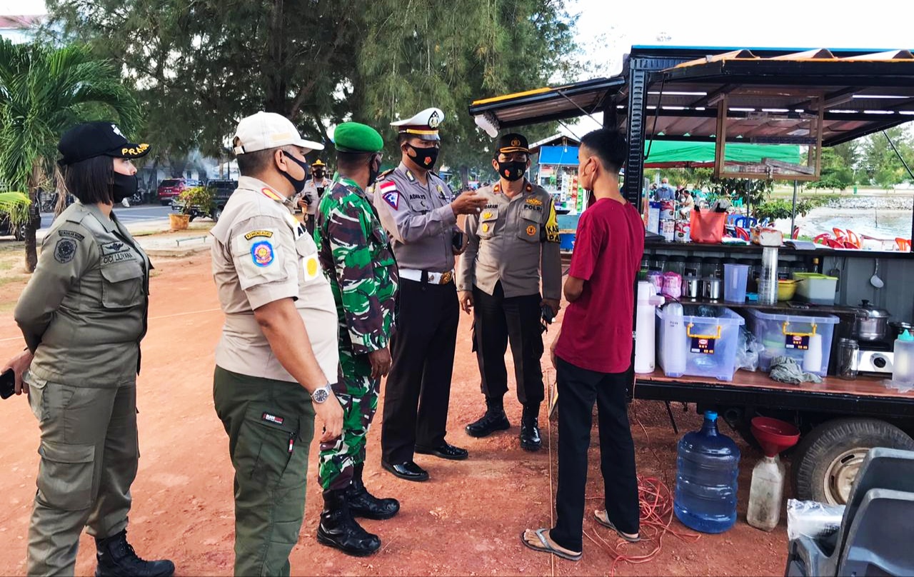 You are currently viewing Patroli Gabungan TNI-Polri dan Satpol PP Sosialisasikan Perbub Natuna Nomor 51 Tahun 2020