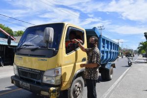 Read more about the article Plt. Asisten I Pemkab Natuna Turut Bagikan Masker bersama TNI-POLRI