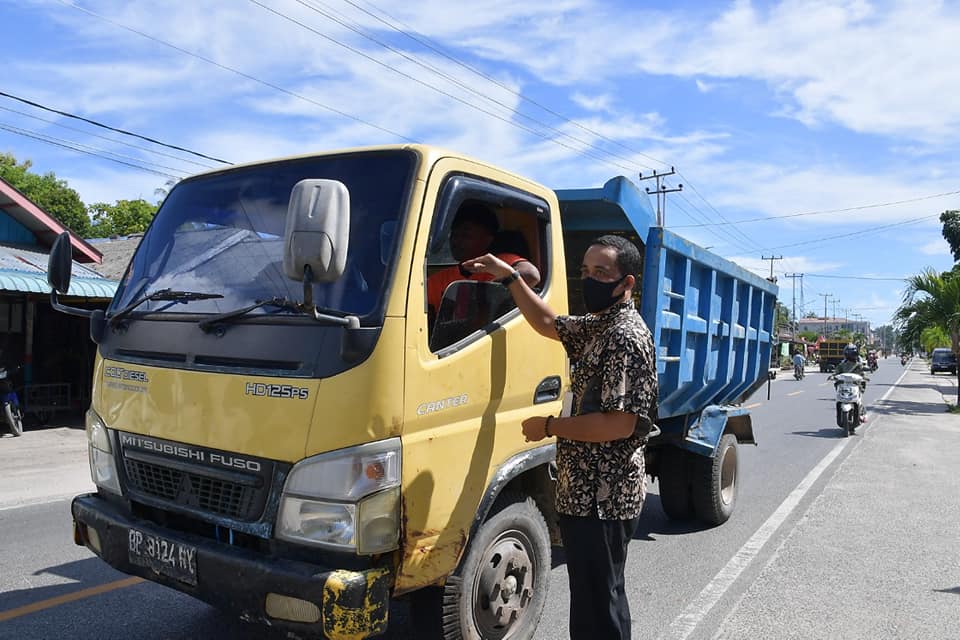 You are currently viewing Plt. Asisten I Pemkab Natuna Turut Bagikan Masker bersama TNI-POLRI