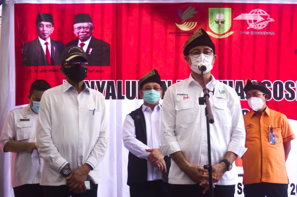 You are currently viewing Hadir di Wilayah 3T, Mensos Tinjau Penyaluran Bantuan Sosial Tunai di Natuna