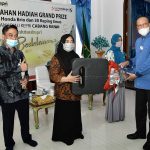 Bupati Natuna Serahkan Hadiah Grand Prize Bank Riau Kepri kepada Syaparia