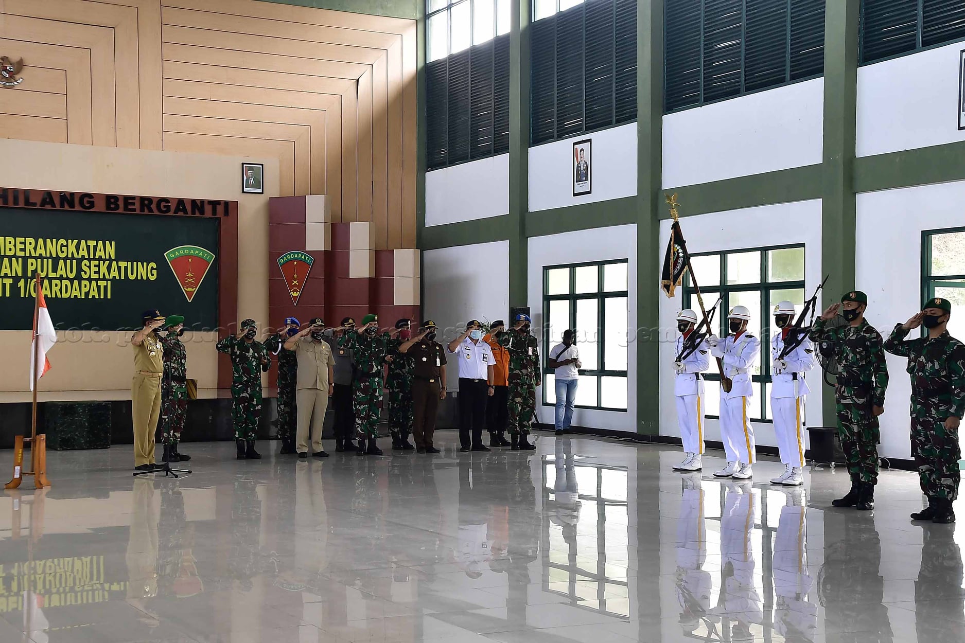 You are currently viewing Bupati Natuna Pimpin Upacara Pemberangkatan Satgas Pengamanan Pulau Sekatung Yon Komposit I/GP