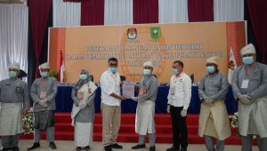 Read more about the article SAH, KPU Tetapkan Wan Siswandi dan Rodial Huda Sebagai Bupati dan Wakil Bupati Natuna