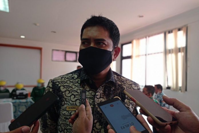 You are currently viewing Pj Sekda Natuna Penyuntikan Vaksinasi Covid-19 Gelombang Pertama untuk Nakes