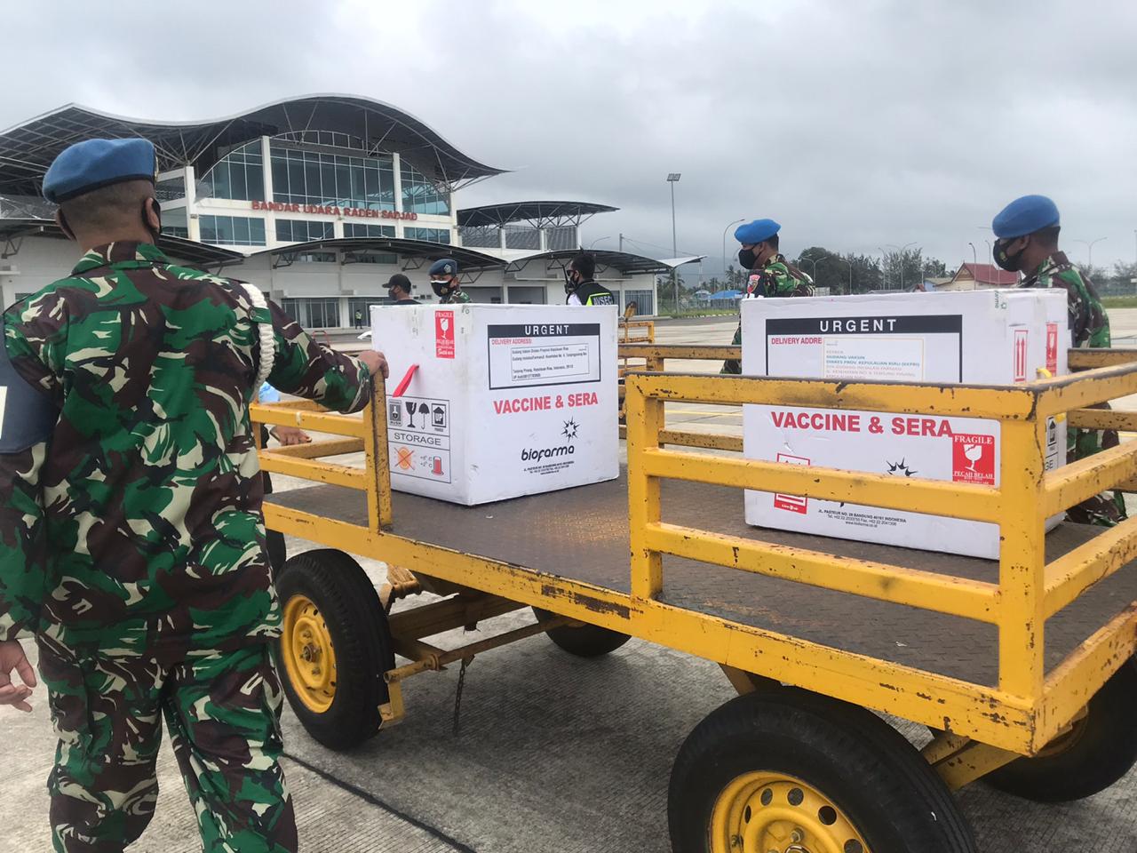 You are currently viewing 2.200 Vaksin Tiba di Natuna, TNI POLRI Kawal Ketat