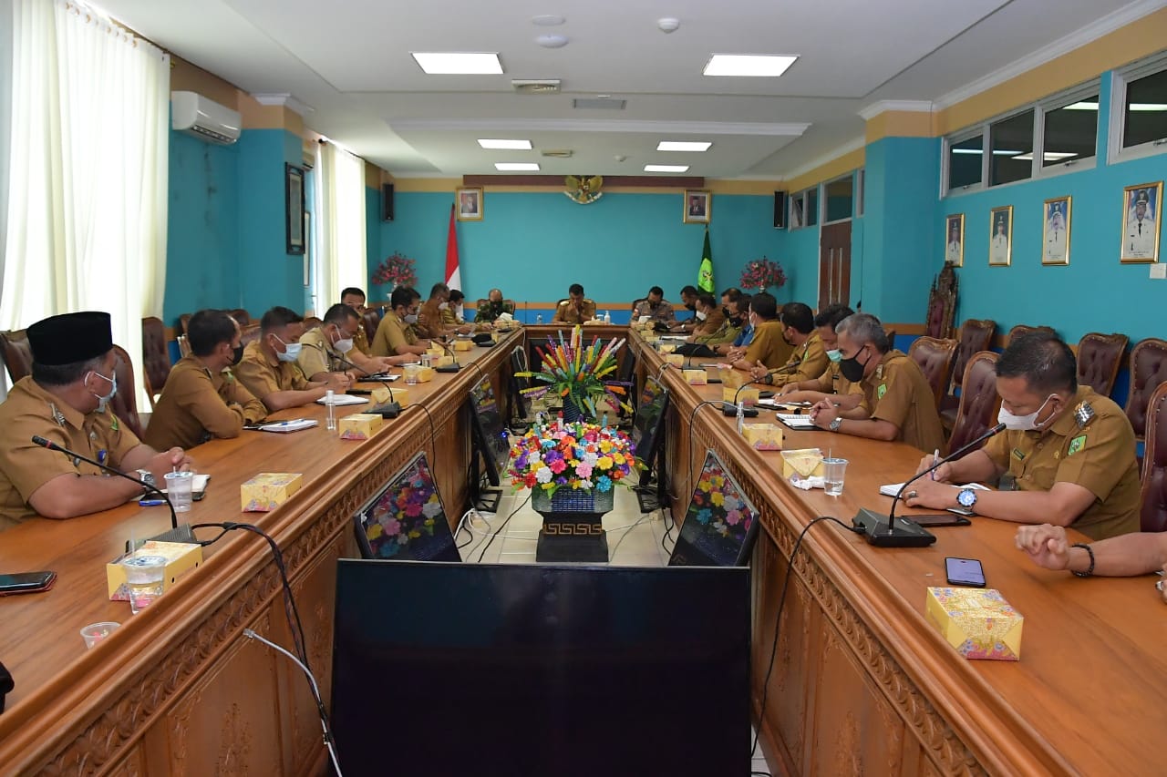 You are currently viewing Bupati Menggelar Rapat Kerja Membahas Tentang Covid 19.