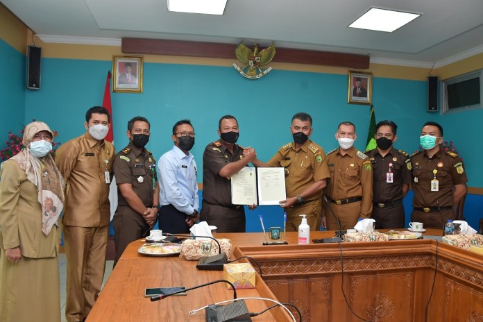 You are currently viewing Pemkab dan Kejari Natuna Jalin Kerjasama Wan Sis Ingin Pemerintahannya Berjalan Baik