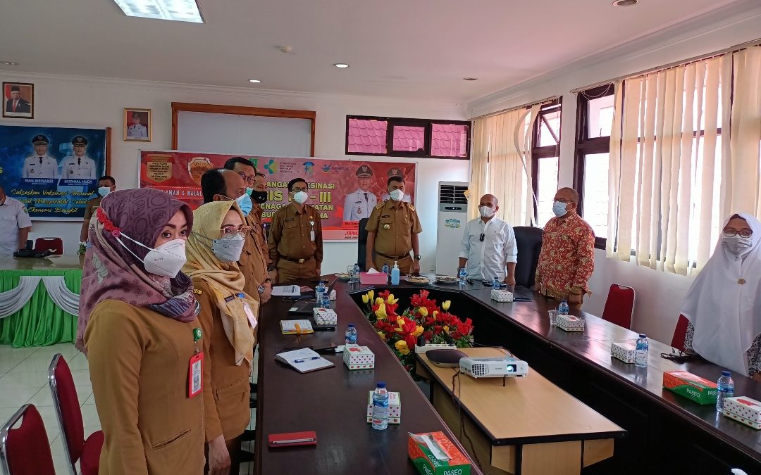 You are currently viewing Secara Virtual, Bupati Natuna Hadiri Pencanangan Vaksinasi Dosis Ke-III Bagi Nakes se-Kepri