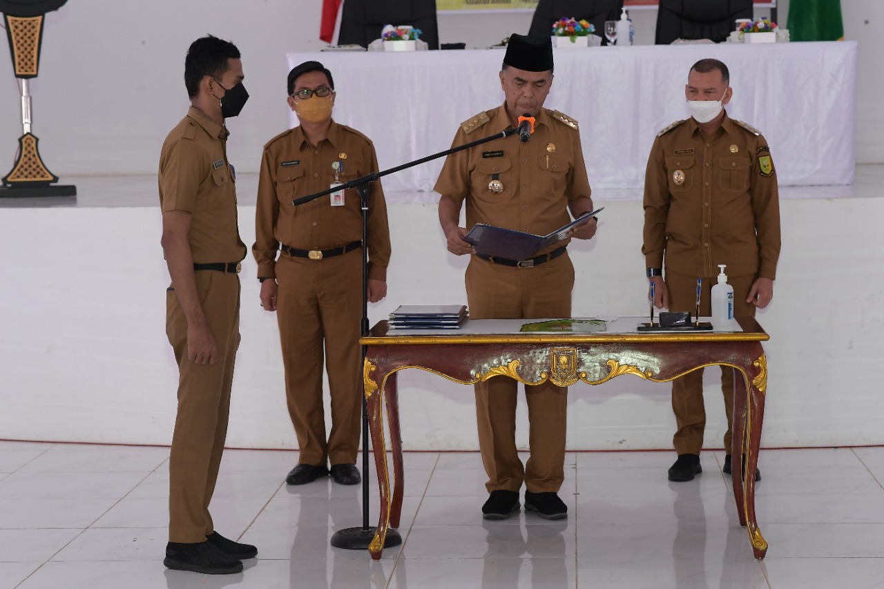 You are currently viewing Bupati Natuna Pimpin Langsung Pengambilan Sumpah dan Pelantikan Pegawai Negeri Sipil di Lingkungan Pemkab Natuna.