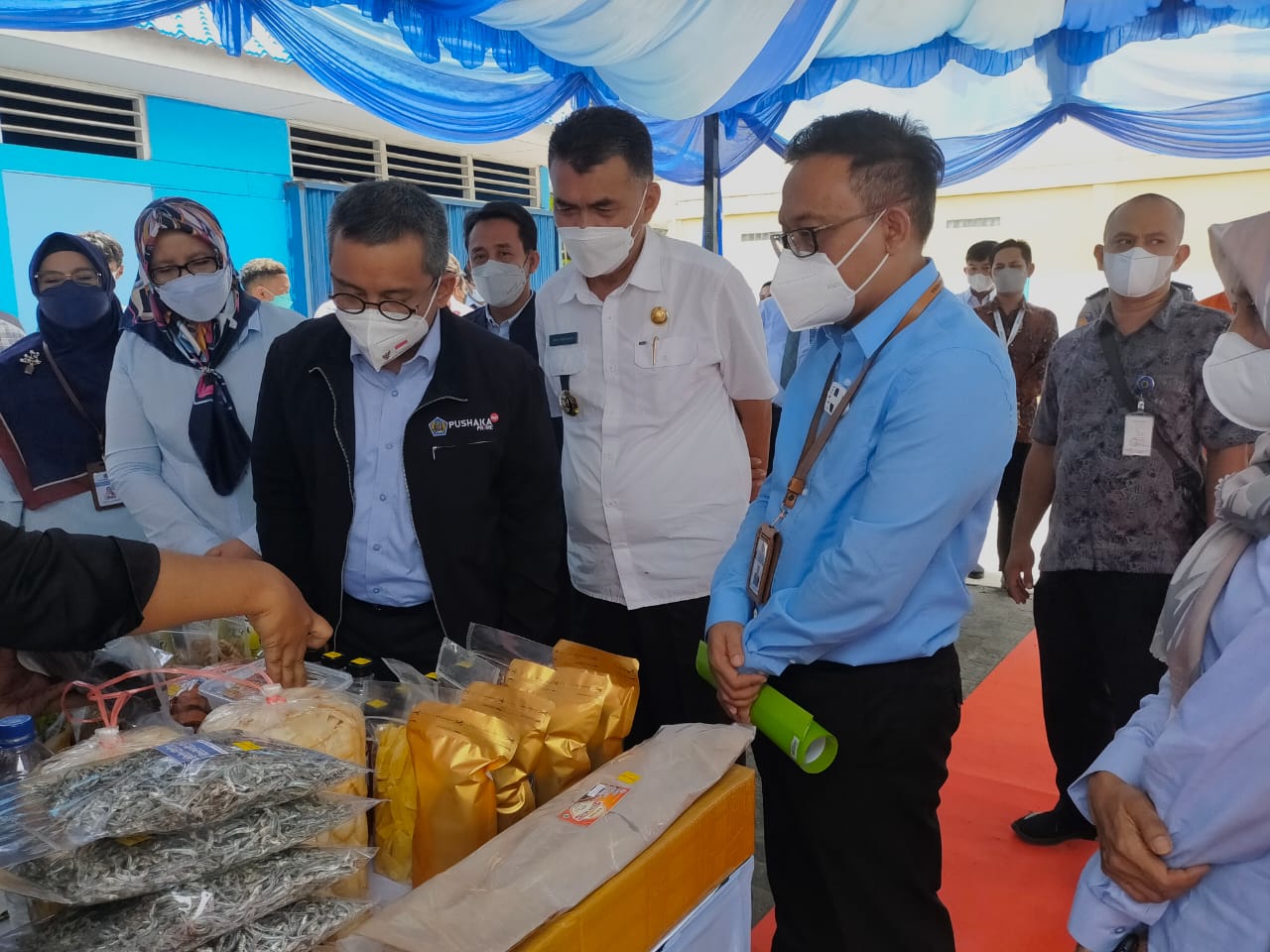 You are currently viewing Bupati Natuna Dampingi Wakil Menteri Keuangan RI Untuk Menyicip Makan Khas Natuna Dan Ini Pesannya